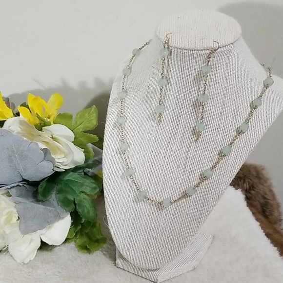 💚3/$25! Light green necklace and earrings set - Picture 1 of 4